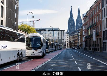 Autocars et piste cyclable élargie sur la rue Gereon, la cathédrale, Cologne, Allemagne. Reisebusse und verbreiterter Radweg auf der Gereonstrasse, der Banque D'Images