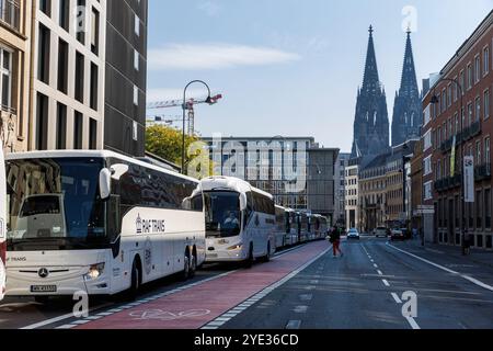 Autocars et piste cyclable élargie sur la rue Gereon, la cathédrale, Cologne, Allemagne. Reisebusse und verbreiterter Radweg auf der Gereonstrasse, der Banque D'Images