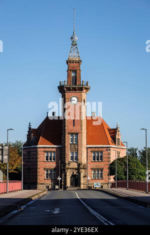 Le vieux bureau portuaire dans le port de Dortmund, Rhénanie du Nord-Westphalie, Allemagne. das Alte Hafenamt im Hafen Dortmund, Rhénanie-du-Nord-Westphalie, Deutschland Banque D'Images