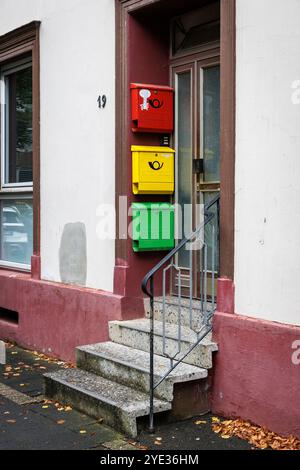 Boîtes aux lettres à l'entrée d'une maison, Wetter an der Ruhr, région de la Ruhr, Rhénanie du Nord-Westphalie, Allemagne. Briefkaesten an einem Hauseingang, Wetter an der Ruhr, Banque D'Images