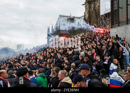 Les fans de Lukas Podolski, qui se déplacent pour son match d'adieu à Cologne le 10 octobre 2024 depuis la Pologne dans les escaliers de la gare principale à la Banque D'Images