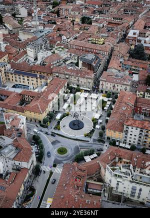 La ville animée d'Alba révèle son charme vu d'en haut, avec des toits luxuriants, une place accueillante animée par l'activité et un architecte historique Banque D'Images