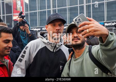 Lukas Podolski le 10 octobre 2024, quelques heures avant son match d'adieu à Cologne, il rencontre ses fans qui ont voyagé de Pologne dans les escaliers fr Banque D'Images