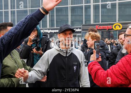 Lukas Podolski le 10 octobre 2024, quelques heures avant son match d'adieu à Cologne, il rencontre ses fans qui ont voyagé de Pologne dans les escaliers fr Banque D'Images