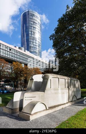 Monument des bus gris devant la tour CologneTriangle dans le quartier Deutz, Cologne, Allemagne. Le monument est signifié «comme un véhicule de remem Banque D'Images