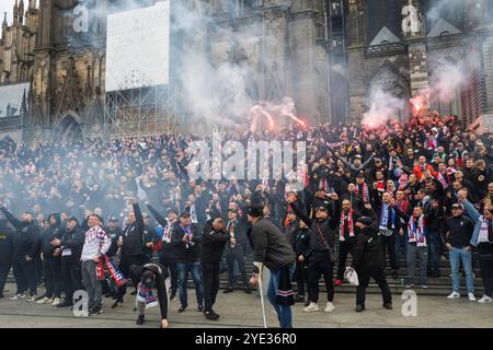 Les fans de Lukas Podolski, qui se déplacent pour son match d'adieu à Cologne le 10 octobre 2024 depuis la Pologne dans les escaliers de la gare principale à la Banque D'Images