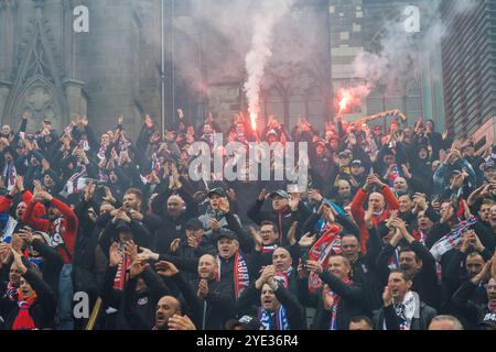 Les fans de Lukas Podolski, qui se déplacent pour son match d'adieu à Cologne le 10 octobre 2024 depuis la Pologne dans les escaliers de la gare principale à la Banque D'Images