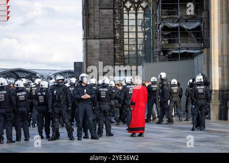 Un suisse de la cathédrale parle aux forces de police devant la cathédrale, Cologne, Allemagne. La police empêche les fans de Lukas Podolski, qui ont voyagé fr Banque D'Images