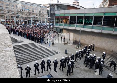 Les forces de police et les fans de Lukas Podolski, qui a voyagé de Pologne pour son match d'adieu le 10 octobre 2024 à Cologne, à la gare centrale de Colo Banque D'Images