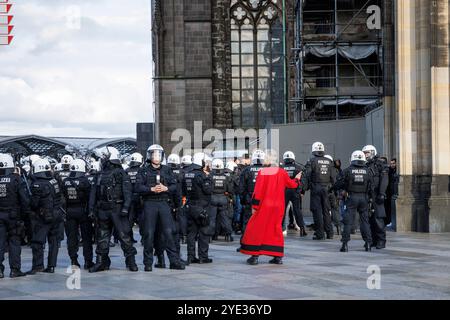 Un suisse de la cathédrale parle aux forces de police devant la cathédrale, Cologne, Allemagne. La police empêche les fans de Lukas Podolski, qui ont voyagé fr Banque D'Images