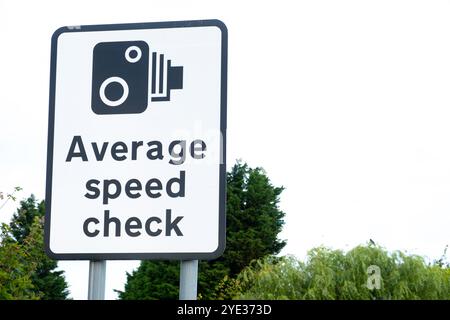 Grand panneau de bord de route informant les automobilistes que le tronçon de l'autoroute devant est une zone de contrôle de vitesse moyenne. Banque D'Images