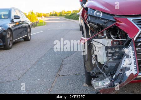 Les dommages résultant d'une voiture ayant été heurtée par un véhicule venant en sens inverse, exposant les rouages internes bouclés du côté conducteur avant. Banque D'Images