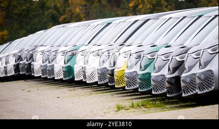 Wolfsburg, Allemagne. 29 octobre 2024. Nouveau Volkswagen ID. Les bus électriques Buzz sont stationnés dans un parking logistique Volkswagen pour véhicules utilitaires. Crédit : Julian Stratenschulte/dpa/Alamy Live News Banque D'Images