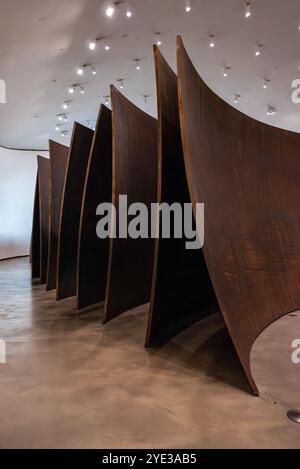 Bilbao, Espagne - 16 mai 2024 - sculpture géante en acier The Matter of Time, conçue par l'artiste Richard Serra et exposée au Musée Guggenheim de Bi Banque D'Images