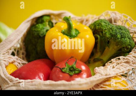 Légumes frais dans un sac réutilisable écologique Banque D'Images