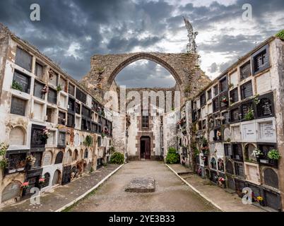 Comillas, Espagne - 19 mai 2024 - tombes coulissantes dans l'ancien cimetière historique en pierre de Comillas, Cantabrie en Espagne Banque D'Images