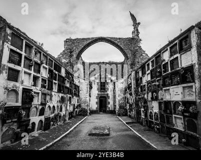 Comillas, Espagne - 19 mai 2024 - tombes coulissantes dans l'ancien cimetière historique en pierre de Comillas, Cantabrie en Espagne Banque D'Images