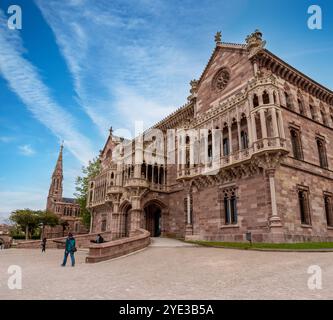 Comillas, Espagne - 19 mai 2024 - façade en grès du palais néogothique de Sobrellano à Comillas, dans le nord de l'Espagne Banque D'Images