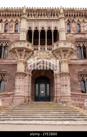 Comillas, Espagne - 19 mai 2024 - entrée au palais néogothique de Sobrellano à Comillas, dans le nord de l'Espagne Banque D'Images