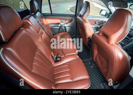 Berlin - octobre 2021 : : Volvo XC90 2,5 1ère génération Twilight Bronze 2002-20014 restyling 4WD 4wheel 4x4 SUV. Nettoyer l'intérieur de la voiture avec du cuir marron b Banque D'Images