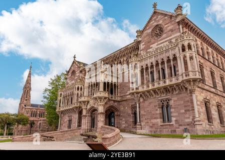 Comillas, Espagne - 19 mai 2024 - façade en grès du palais néogothique de Sobrellano à Comillas, dans le nord de l'Espagne Banque D'Images