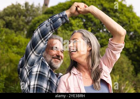 Danser en plein air, couple mature profitant d'une journée ensoleillée avec joie Banque D'Images