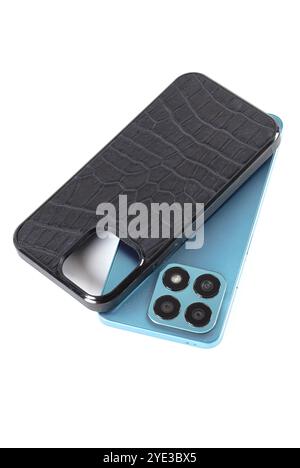 L'étui pour smartphone est en cuir de crocodile noir sur fond blanc. Banque D'Images