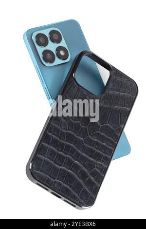 L'étui pour smartphone est en cuir de crocodile noir sur fond blanc. Banque D'Images