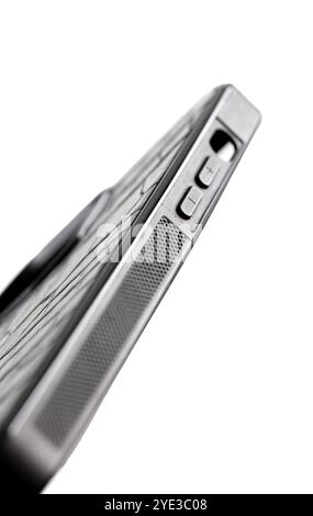 L'étui pour smartphone est en cuir de crocodile noir sur fond blanc. Banque D'Images