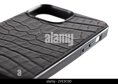 L'étui pour smartphone est en cuir de crocodile noir sur fond blanc. Banque D'Images