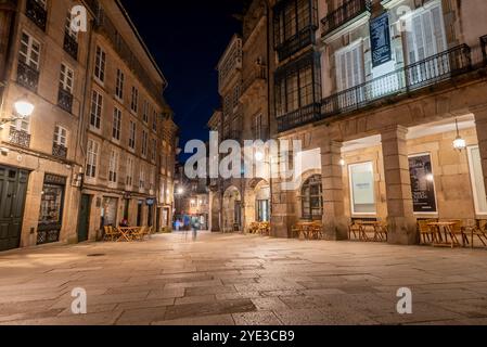 Santiago de Compostela, Espagne - 21 mai 2024 - maisons illuminées sur la place Cervantes dans le centre de Santiago de Compostela la nuit, Espagne Banque D'Images