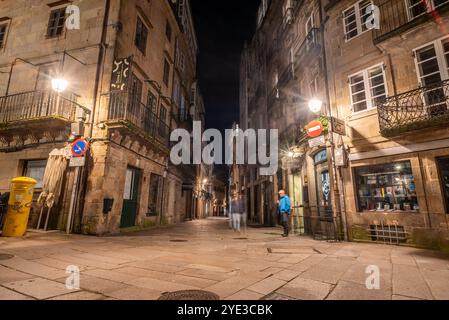 Santiago de Compostela, Espagne - 21 mai 2024 - maisons illuminées sur la place Cervantes dans le centre de Santiago de Compostela la nuit, Espagne Banque D'Images