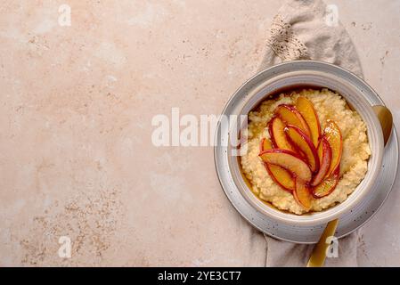 Photographie alimentaire vierge de bouillie de millet avec pêche caramélisée, nectarine avec sirop d'agave ; miel ; espace de copie, menu ; recette Banque D'Images