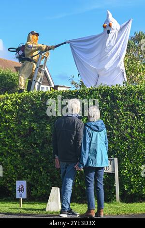 Worthing UK 29 octobre 2024 - les épouvantails célébrant 40 ans depuis la réalisation du film Ghostbusters font partie de cette année Ferring Scarecrow Festival près de Worthing . Cette année, il y a plus de 80 épouvantails répartis autour du village amassant des fonds pour un organisme de bienfaisance local de lutte contre la démence .. : Crédit Simon Dack / Alamy Live News Banque D'Images