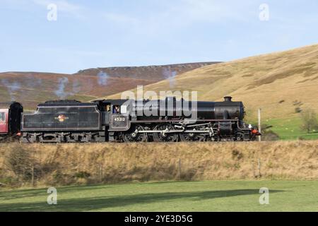 Stanier 'Black Five', 45212 transportant le Peaks Express, dimanche 27 octobre 2024, en passant la Vale d'Edale sur la Hope Valley Line, Derbyshire. Banque D'Images