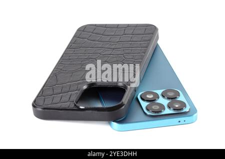 L'étui pour smartphone est en cuir de crocodile noir sur fond blanc. Banque D'Images