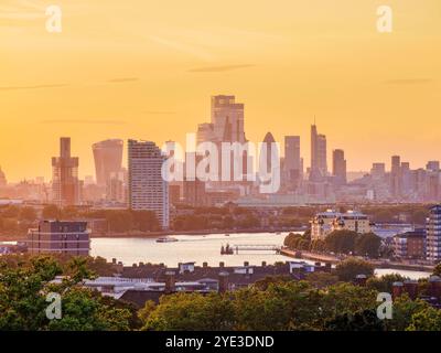 Vue sur la Tamise vers la ville au coucher du soleil, Londres, Angleterre, Royaume-Uni Banque D'Images