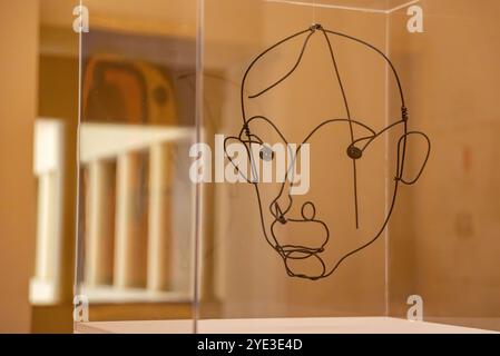 Porto, Portugal - 28 mai 2024 - sculpture conçue par Alexander Calder montrant un portrait de Joan Miro, exposée à la Casa de Serralves à Porto, Banque D'Images