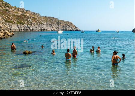 FALIRIKI, GRÈCE - 09 septembre 2024 : les touristes nagent dans la baie Anthony Quinn sur l'île de Rhodos en Grèce. Cette plage est située dans un Banque D'Images