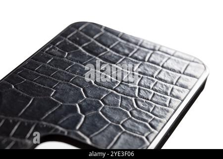 L'étui pour smartphone est en cuir de crocodile noir sur fond blanc. Banque D'Images