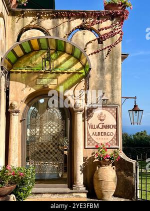 Atrani, 12 octobre 2024. La porte d'une ancienne maison de style méditerranéen dans un village méditerranéen sur la côte amalfitaine. Photo de haute qualité Banque D'Images