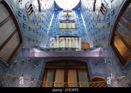 Carrelage bleu dans la Casa Batlló, conçu par Antonio Gaudi , Barcelone, Espagne. Banque D'Images