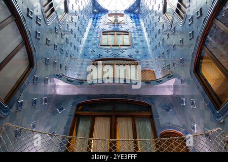 Carrelage bleu dans la Casa Batlló, conçu par Antonio Gaudi , Barcelone, Espagne. Banque D'Images