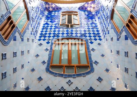 Carrelage bleu dans la Casa Batlló, conçu par Antonio Gaudi , Barcelone, Espagne. Banque D'Images