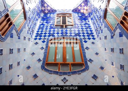 Carrelage bleu dans la Casa Batlló, conçu par Antonio Gaudi , Barcelone, Espagne. Banque D'Images