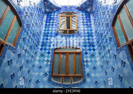 Carrelage bleu dans la Casa Batlló, conçu par Antonio Gaudi , Barcelone, Espagne. Banque D'Images