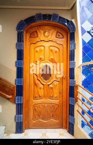 Porte en bois ornée, Casa Batillo, Antonio Gaudi House, Barcelone, Espagne Banque D'Images