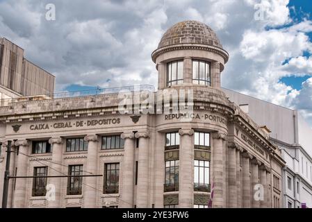 Porto, Portugal - mai 29, 2024 - façade panoramique d'un bâtiment historique dans le centre de Porto, Portugal, siège de la Caixa Geral de Depositos Banque D'Images