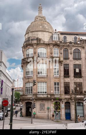 Porto, Portugal - mai 29, 2024 - façade panoramique d'un bâtiment historique dans le centre de Porto, Portugal, siège de la Caixa Geral de Depositos Banque D'Images