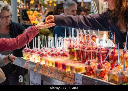 Porto, Portugal - 29 mai 2024 - délicieux fruits au marché Bolhao à Porto, Portugal Banque D'Images